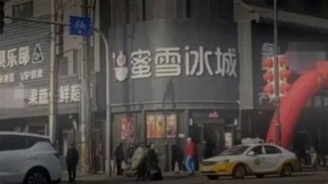 黑底招牌|沈阳一街道招牌被统一成“黑底白字”，网友：有点膈应